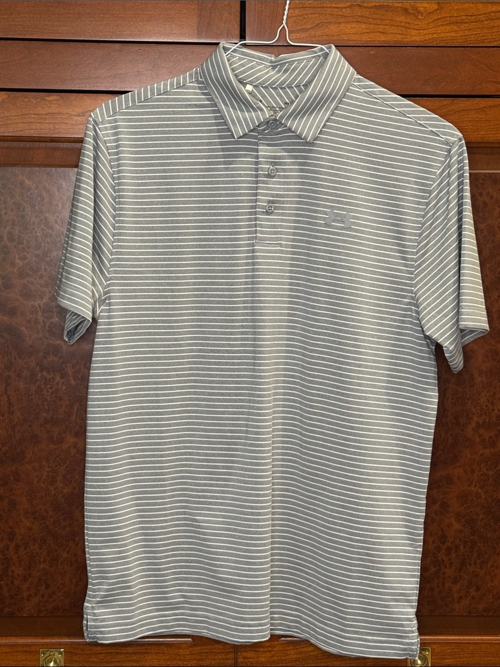 Under Armour Men's medium golf Light Gray & White Striped Polo, great condition